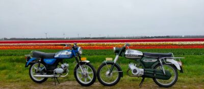 Op de brommer langs de tulpen